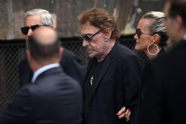 Θρήνος στην κηδεία της Μιρέιγ Νταρκ -Κατέρρευσε ο Αλέν Ντελόν [εικόνες] | iefimerida.gr 4