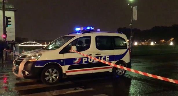 Νύχτα τρόμου στο Παρίσι: Εκκενώθηκε ο Πύργος του Αϊφελ -Συνελήφθη ύποπτος | iefimerida.gr 0