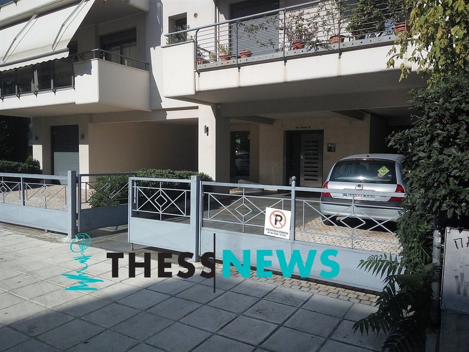 Θεσσαλονίκη: Γυναίκα με βαριοπούλα έσπασε αυτοκίνητο και είσοδο πολυκατοικίας [εικόνες] | iefimerida.gr 2