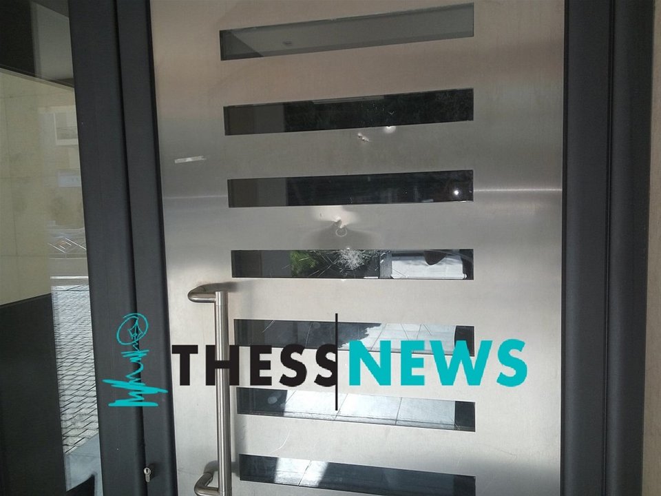 Θεσσαλονίκη: Γυναίκα με βαριοπούλα έσπασε αυτοκίνητο και είσοδο πολυκατοικίας [εικόνες] | iefimerida.gr 0