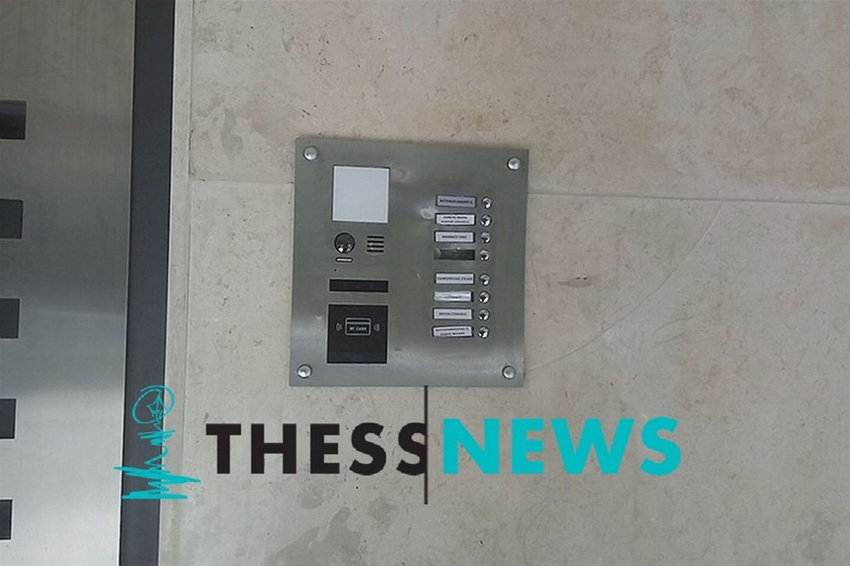 Θεσσαλονίκη: Γυναίκα με βαριοπούλα έσπασε αυτοκίνητο και είσοδο πολυκατοικίας [εικόνες] | iefimerida.gr 1