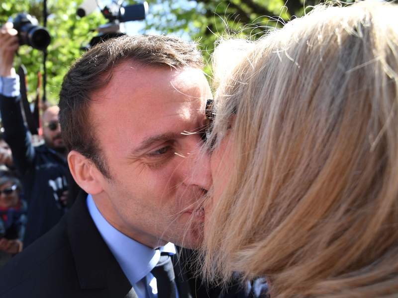 Νέο βιβλίο: Η Μπριζίτ είναι αυτή που εξανθρωπίζει τον Εμανουέλ Μακρόν [εικόνες] | iefimerida.gr 0