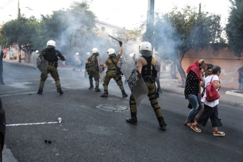 Εκτεταμένα επεισόδια στις πορείες για τον Παύλο Φύσσα: Τραυματίες και ζημιές - Επιτέθηκαν σε συνεργείο του ANT1 | iefimerida.gr 1