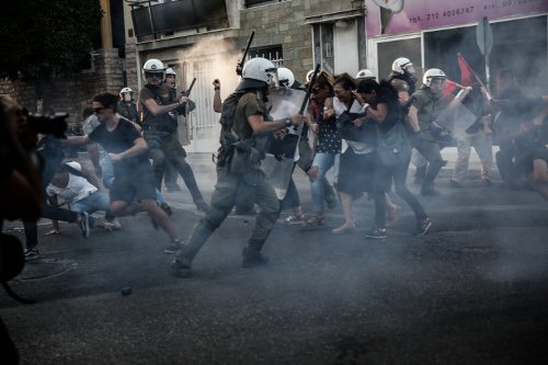 Εκτεταμένα επεισόδια στις πορείες για τον Παύλο Φύσσα: Τραυματίες και ζημιές - Επιτέθηκαν σε συνεργείο του ANT1 | iefimerida.gr 0