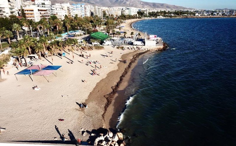 Εικόνες θλίψης στο Π. Φάληρο -Ολες οι παραλίες γεμάτες πίσσα [εικόνες & βίντεο] | iefimerida.gr 1