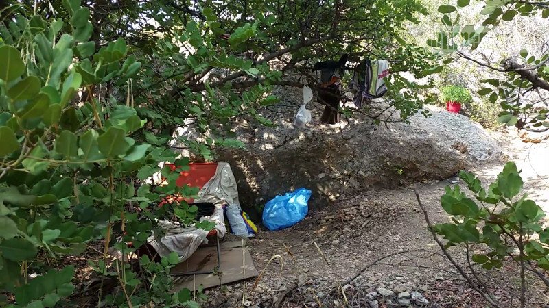 Αστεγοι σε τρώγλες και σπηλιές του Φιλοπάππου -«Καλύτερα εδώ, παρά στα παγκάκια» [εικόνες] | iefimerida.gr 10