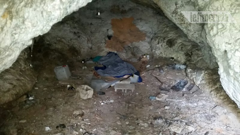 Αστεγοι σε τρώγλες και σπηλιές του Φιλοπάππου -«Καλύτερα εδώ, παρά στα παγκάκια» [εικόνες] | iefimerida.gr 1