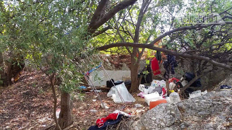 Αστεγοι σε τρώγλες και σπηλιές του Φιλοπάππου -«Καλύτερα εδώ, παρά στα παγκάκια» [εικόνες] | iefimerida.gr 5