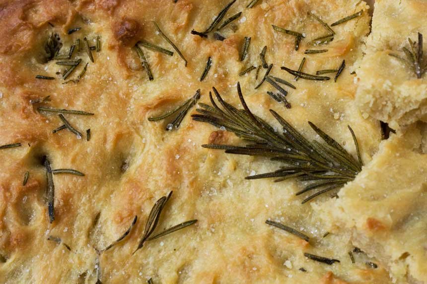 Ψωμί focaccia με δενδρολίβανο και λάδι | iefimerida.gr 0