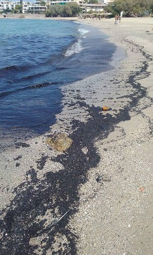 Ρύπανση στο Σαρωνικό: Κομμάτια μαζούτ σε μέγεθος βότσαλου έφτασαν στην Σαρωνίδα [εικόνα] | iefimerida.gr 1