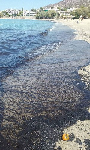 Ρύπανση στο Σαρωνικό: Κομμάτια μαζούτ σε μέγεθος βότσαλου έφτασαν στην Σαρωνίδα [εικόνα] | iefimerida.gr 2