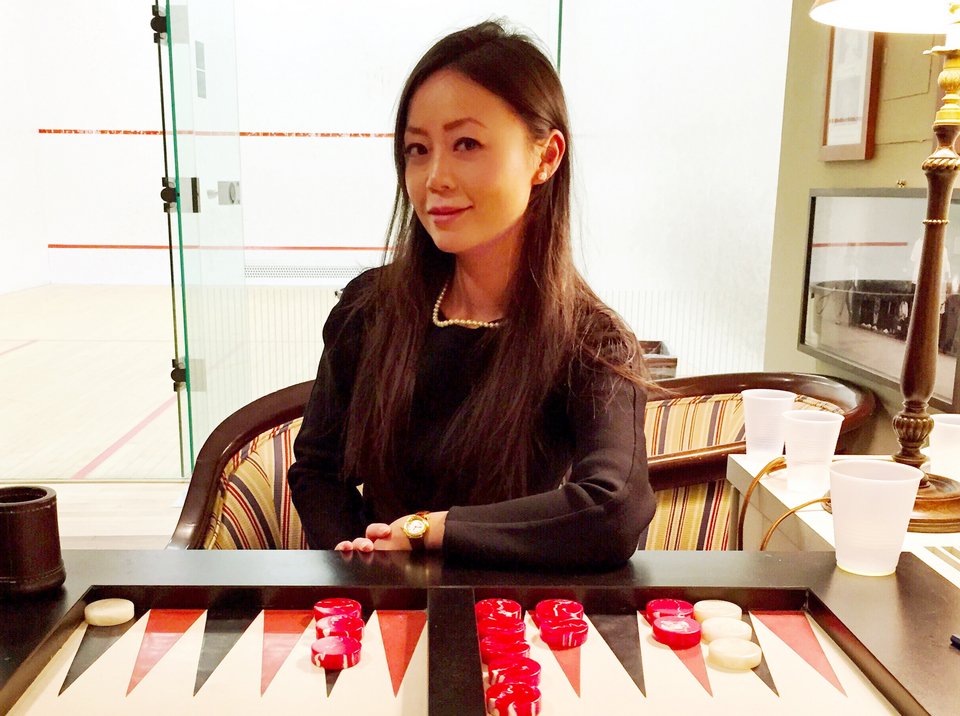 Στέλεχος τράπεζας άφησε τη δουλειά της και κάνει θήκες για  iPhone από αληθινή γούνα [εικόνες] | iefimerida.gr 0