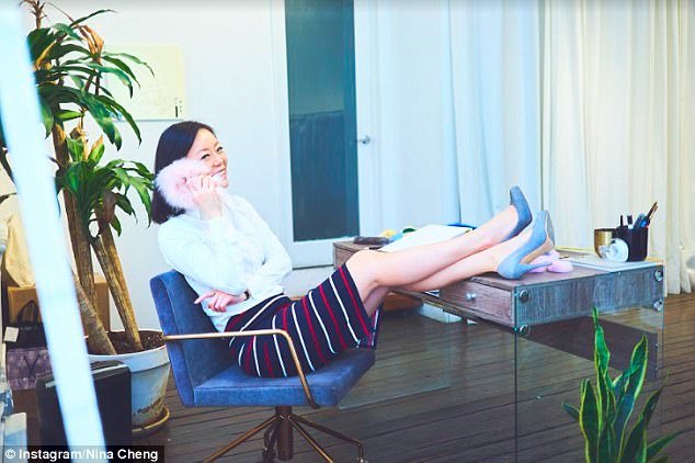 Στέλεχος τράπεζας άφησε τη δουλειά της και κάνει θήκες για  iPhone από αληθινή γούνα [εικόνες] | iefimerida.gr 4