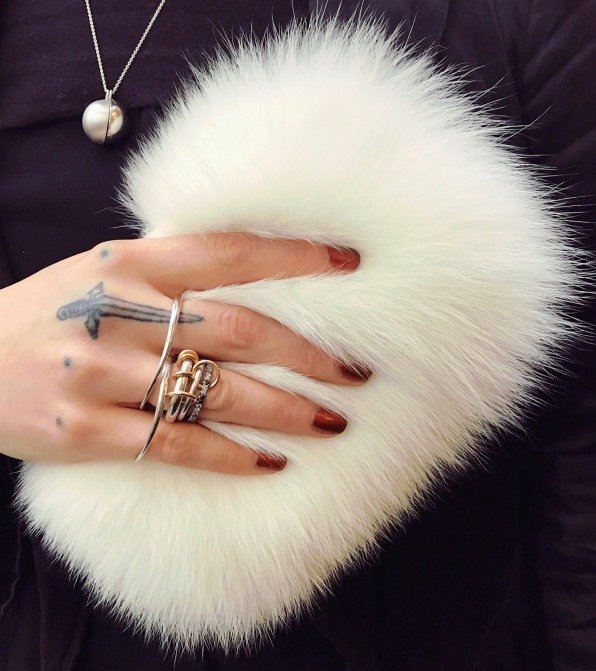 Στέλεχος τράπεζας άφησε τη δουλειά της και κάνει θήκες για  iPhone από αληθινή γούνα [εικόνες] | iefimerida.gr 10