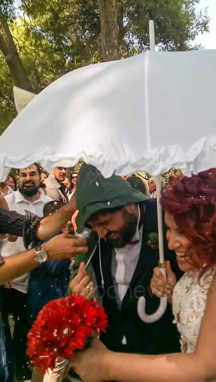 Ο γιος πρώην υπουργού της ΝΔ παντρεύτηκε σε έναν γάμο με... κοκκινοσκουφίτσες [εικόνες] | iefimerida.gr 5