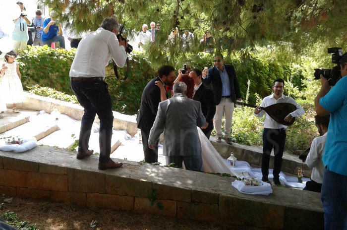 Ο γιος πρώην υπουργού της ΝΔ παντρεύτηκε σε έναν γάμο με... κοκκινοσκουφίτσες [εικόνες] | iefimerida.gr 6