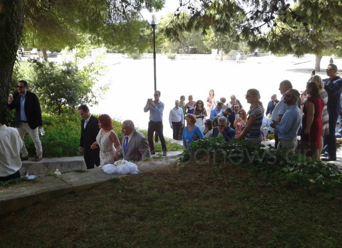 Ο γιος πρώην υπουργού της ΝΔ παντρεύτηκε σε έναν γάμο με... κοκκινοσκουφίτσες [εικόνες] | iefimerida.gr 7