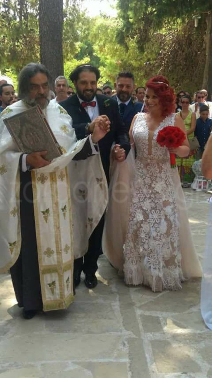 Ο γιος πρώην υπουργού της ΝΔ παντρεύτηκε σε έναν γάμο με... κοκκινοσκουφίτσες [εικόνες] | iefimerida.gr 8