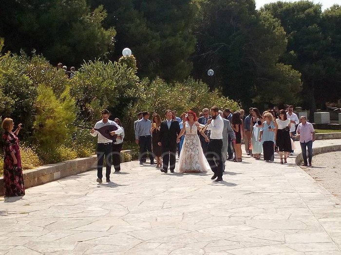 Ο γιος πρώην υπουργού της ΝΔ παντρεύτηκε σε έναν γάμο με... κοκκινοσκουφίτσες [εικόνες] | iefimerida.gr 9