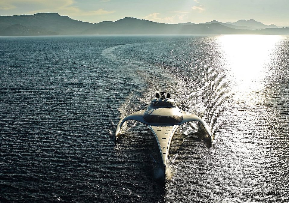 Αφωνοι στην Ψαρού με διαστημικό γιοτ, πλωτό υπερμοντέρνο παλάτι -Είναι «τρι-μαράν», πλοηγείται και μέσω... iPad [εικόνες & βίντεο] | iefimerida.gr 4