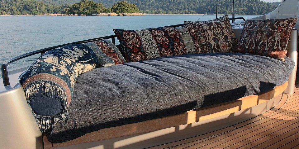 Αφωνοι στην Ψαρού με διαστημικό γιοτ, πλωτό υπερμοντέρνο παλάτι -Είναι «τρι-μαράν», πλοηγείται και μέσω... iPad [εικόνες & βίντεο] | iefimerida.gr 12