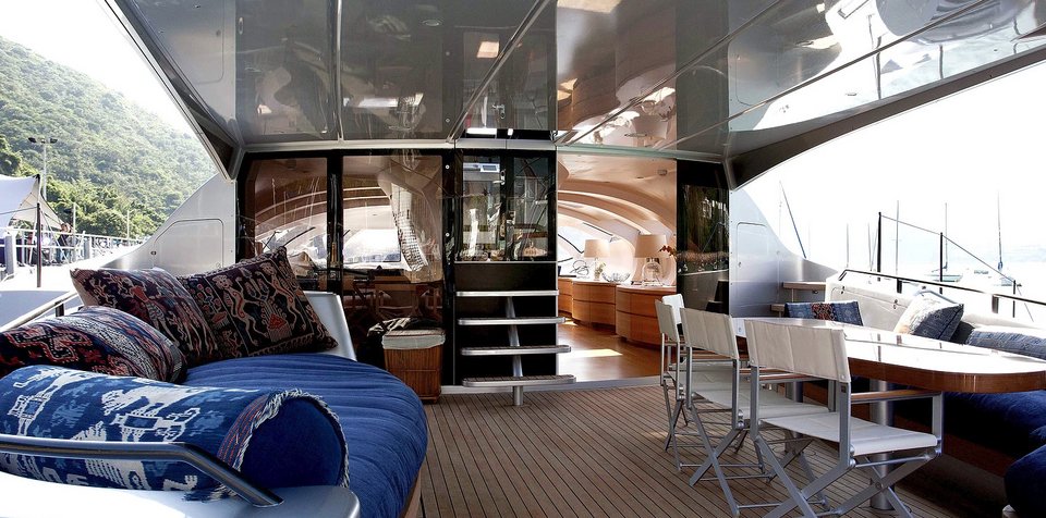 Αφωνοι στην Ψαρού με διαστημικό γιοτ, πλωτό υπερμοντέρνο παλάτι -Είναι «τρι-μαράν», πλοηγείται και μέσω... iPad [εικόνες & βίντεο] | iefimerida.gr 13