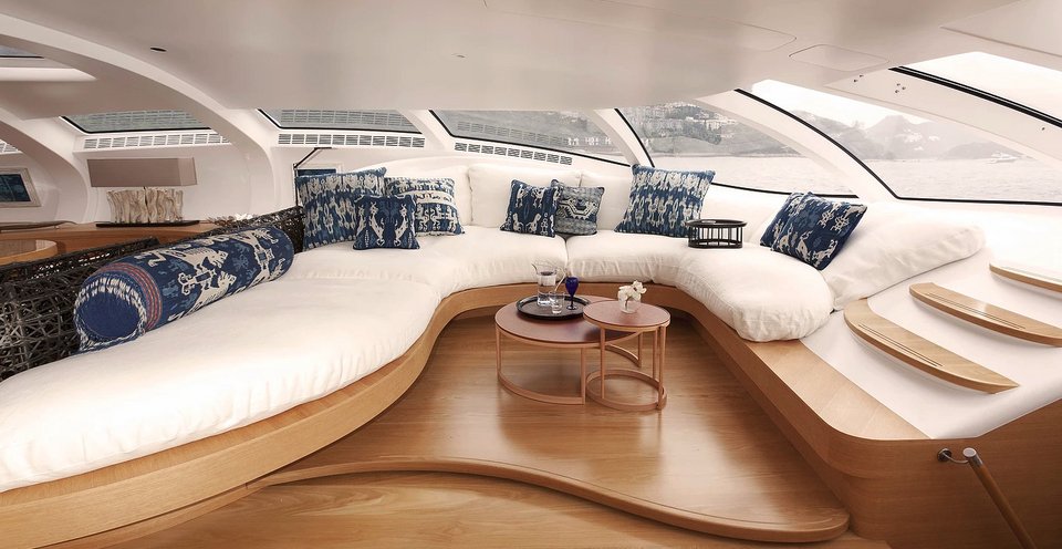 Αφωνοι στην Ψαρού με διαστημικό γιοτ, πλωτό υπερμοντέρνο παλάτι -Είναι «τρι-μαράν», πλοηγείται και μέσω... iPad [εικόνες & βίντεο] | iefimerida.gr 14