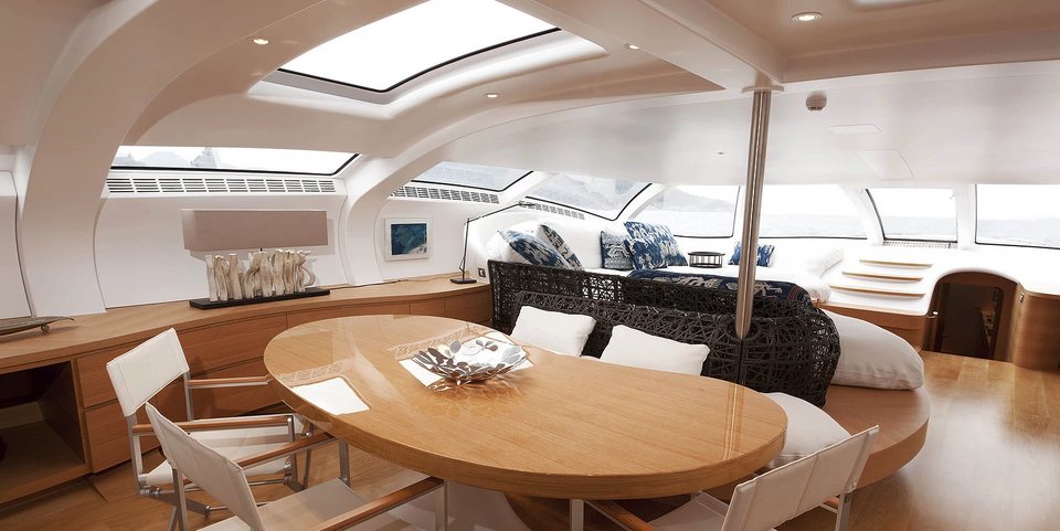 Αφωνοι στην Ψαρού με διαστημικό γιοτ, πλωτό υπερμοντέρνο παλάτι -Είναι «τρι-μαράν», πλοηγείται και μέσω... iPad [εικόνες & βίντεο] | iefimerida.gr 17