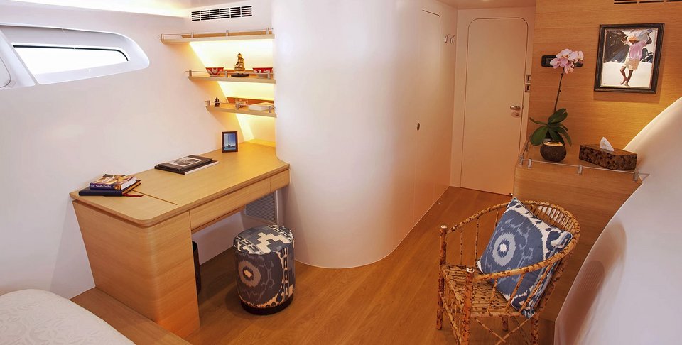 Αφωνοι στην Ψαρού με διαστημικό γιοτ, πλωτό υπερμοντέρνο παλάτι -Είναι «τρι-μαράν», πλοηγείται και μέσω... iPad [εικόνες & βίντεο] | iefimerida.gr 19