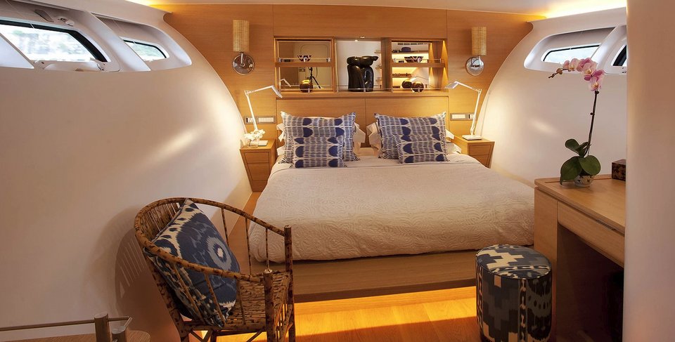 Αφωνοι στην Ψαρού με διαστημικό γιοτ, πλωτό υπερμοντέρνο παλάτι -Είναι «τρι-μαράν», πλοηγείται και μέσω... iPad [εικόνες & βίντεο] | iefimerida.gr 20