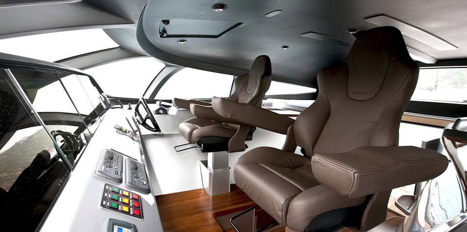 Αφωνοι στην Ψαρού με διαστημικό γιοτ, πλωτό υπερμοντέρνο παλάτι -Είναι «τρι-μαράν», πλοηγείται και μέσω... iPad [εικόνες & βίντεο] | iefimerida.gr 24