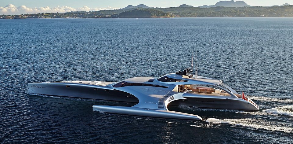 Αφωνοι στην Ψαρού με διαστημικό γιοτ, πλωτό υπερμοντέρνο παλάτι -Είναι «τρι-μαράν», πλοηγείται και μέσω... iPad [εικόνες & βίντεο] | iefimerida.gr 1