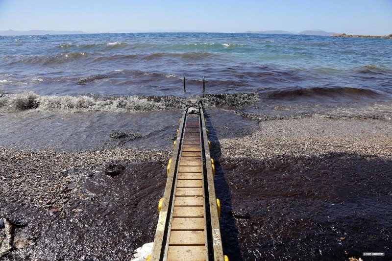 «Μαύρισε» η Γλυφάδα -Εκκληση του δημάρχου: Να μην προσέρχονται οι λουόμενοι στην παραλία [εικόνες] | iefimerida.gr 3