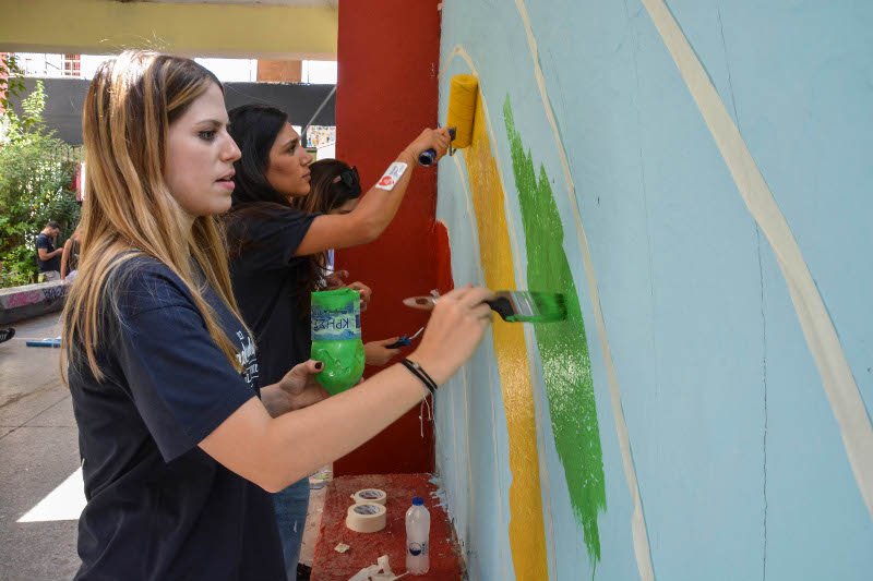 Οι υπότροφοι του Angelopoulos100 έβαψαν τοίχους σε σχολικό συγκρότημα της Γκράβας [εικόνες] | iefimerida.gr 0