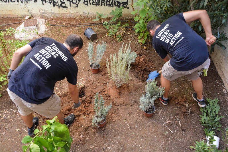Οι υπότροφοι του Angelopoulos100 έβαψαν τοίχους σε σχολικό συγκρότημα της Γκράβας [εικόνες] | iefimerida.gr 2
