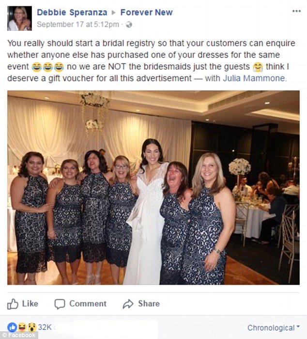 Viral: 6 καλεσμένες πήγαν σε γάμο φορώντας ακριβώς το ίδιο φόρεμα | iefimerida.gr 0