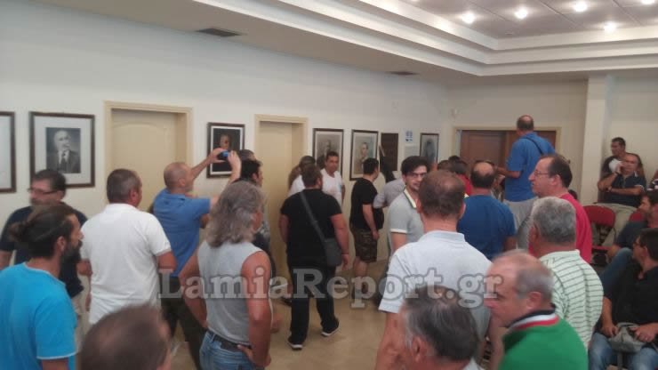 Λαμία: Επεισόδια ξανά στο Δημοτικό Συμβούλιο -Πρόταση μομφής προς τον Πρόεδρο [εικόνες & βίντεο] | iefimerida.gr 2