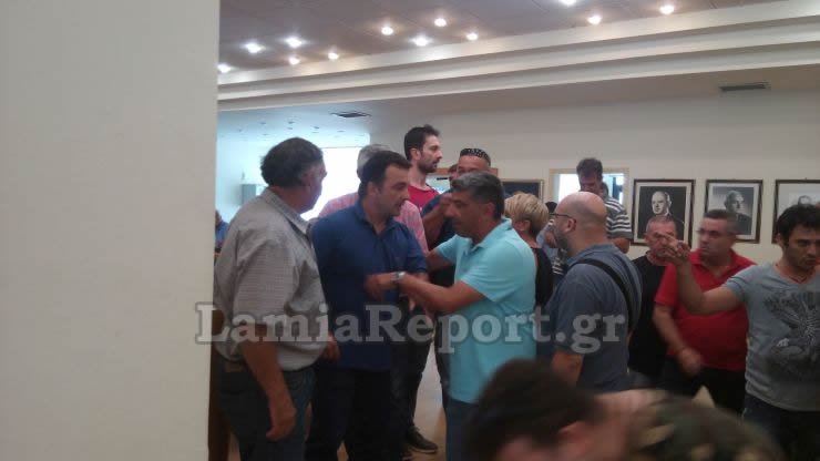 Λαμία: Επεισόδια ξανά στο Δημοτικό Συμβούλιο -Πρόταση μομφής προς τον Πρόεδρο [εικόνες & βίντεο] | iefimerida.gr 1