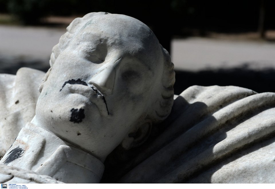 Aγνωστοι βανδάλισαν το άγαλμα του Αλ. Υψηλάντη στο Πεδίο του Αρεως | iefimerida.gr 3