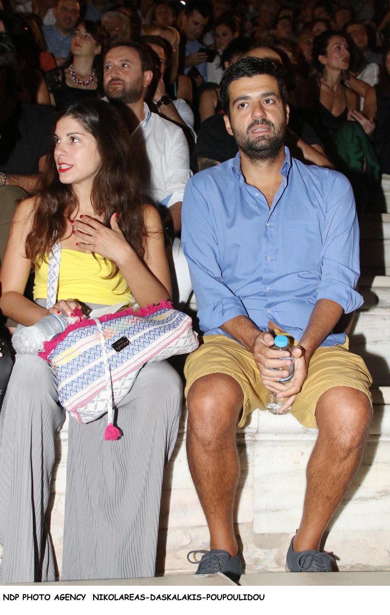 Η Ηρώ Μπέζου με τον σύντροφό της σε παράσταση των γονιών της [εικόνες] | iefimerida.gr 0