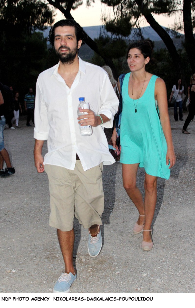 Η Ηρώ Μπέζου με τον σύντροφό της σε παράσταση των γονιών της [εικόνες] | iefimerida.gr 1