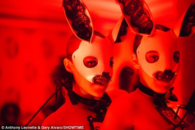 Mέσα στο σεξ κλαμπ του Χόλιγουντ -Σκηνικό που θυμίζει «50 Αποχρώσεις του Γκρι», πελάτες η Γκουίνεθ Πάλτροου και άλλοι σταρ [εικόνες & βίντεο] | iefimerida.gr 0