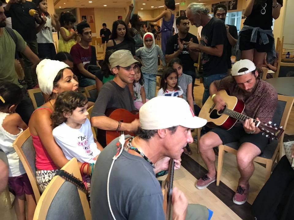 Μανού Τσάο και Κλέλια Ρένεση στην κατάληψη του ξενοδοχείου City Plaza [εικόνες] | iefimerida.gr 1