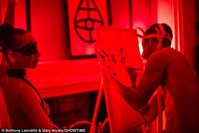 Mέσα στο σεξ κλαμπ του Χόλιγουντ -Σκηνικό που θυμίζει «50 Αποχρώσεις του Γκρι», πελάτες η Γκουίνεθ Πάλτροου και άλλοι σταρ [εικόνες & βίντεο] | iefimerida.gr 3