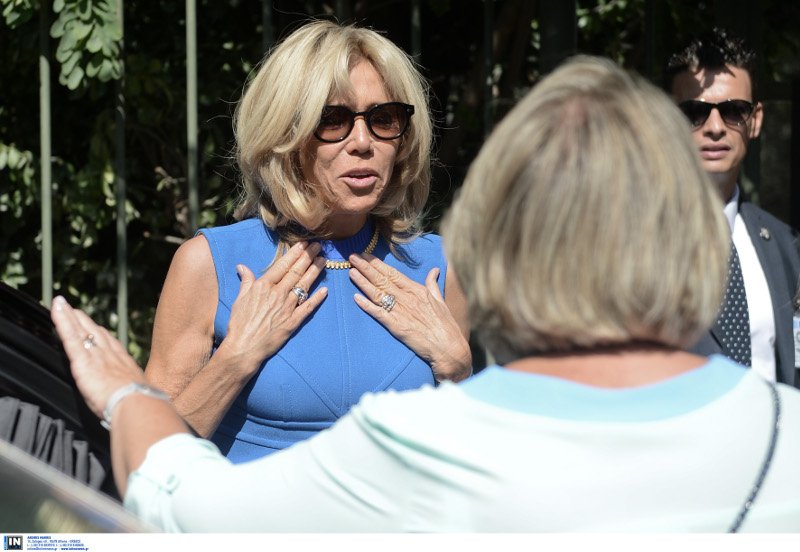 Χρυσό κολιέ και σκουλαρίκια -Τα δώρα που έκαναν Περιστέρα και Παυλοπούλου στην Μπριζίτ [εικόνες] | iefimerida.gr 1