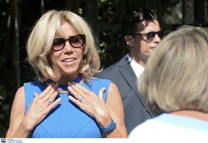 Χρυσό κολιέ και σκουλαρίκια -Τα δώρα που έκαναν Περιστέρα και Παυλοπούλου στην Μπριζίτ [εικόνες] | iefimerida.gr 2