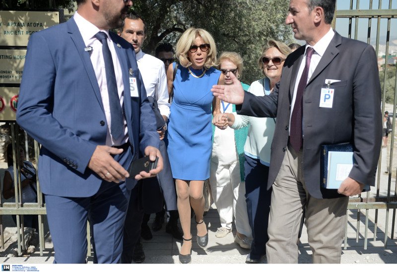 Χρυσό κολιέ και σκουλαρίκια -Τα δώρα που έκαναν Περιστέρα και Παυλοπούλου στην Μπριζίτ [εικόνες] | iefimerida.gr 3