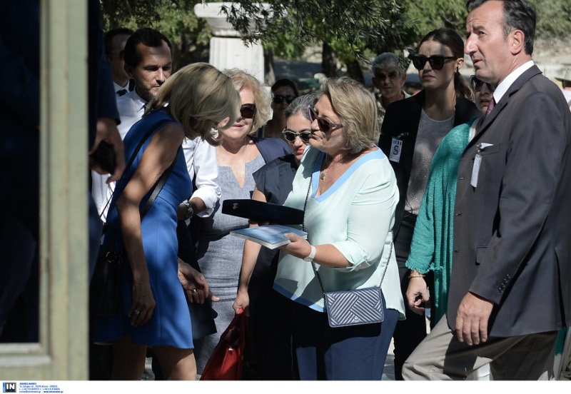 Χρυσό κολιέ και σκουλαρίκια -Τα δώρα που έκαναν Περιστέρα και Παυλοπούλου στην Μπριζίτ [εικόνες] | iefimerida.gr 0