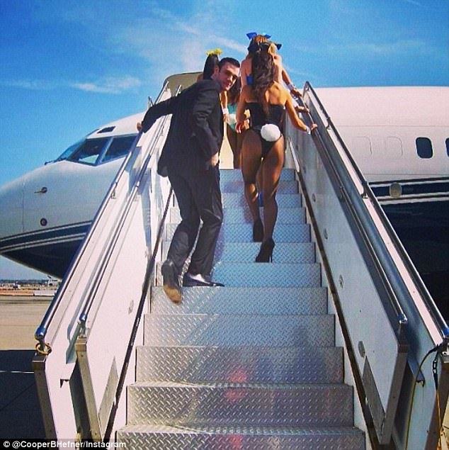 Η «άπιαστη» ζωή του γιου του Χιου Χέφνερ -Τον μεγάλωσαν τα «κουνελάκια», τι κληρονομεί [εικόνες] | iefimerida.gr 0