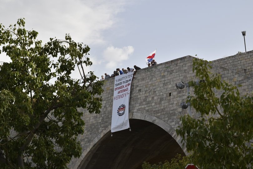 Περιμένουν τον Τσίπρα στην Κρήτη: Mέλη του ΠΑΜΕ κρέμασαν πανό εκεί που θα μιλήσει [εικόνες] | iefimerida.gr 0